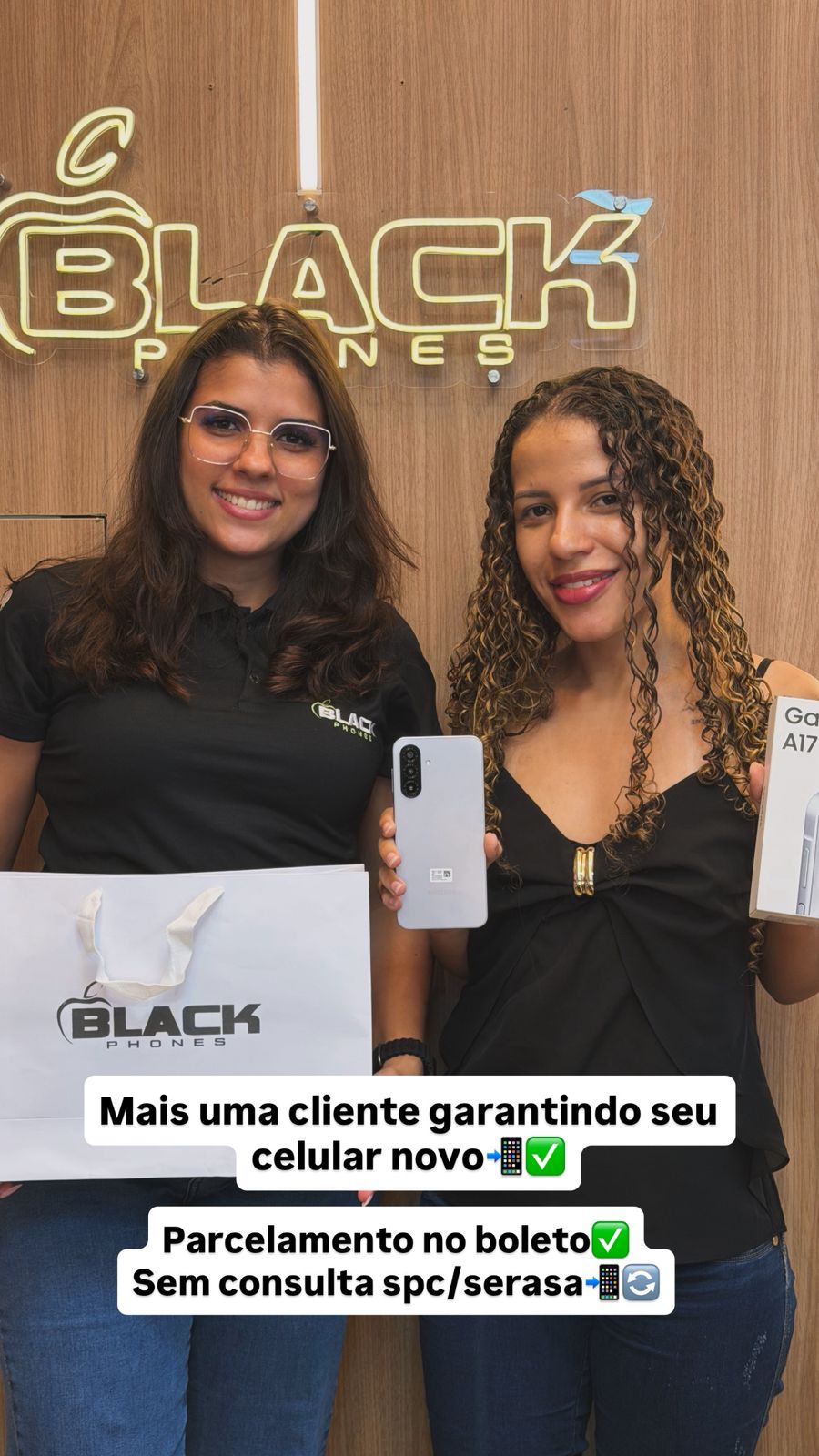 Cliente da Black Phones recebendo seu novo Galaxy A17