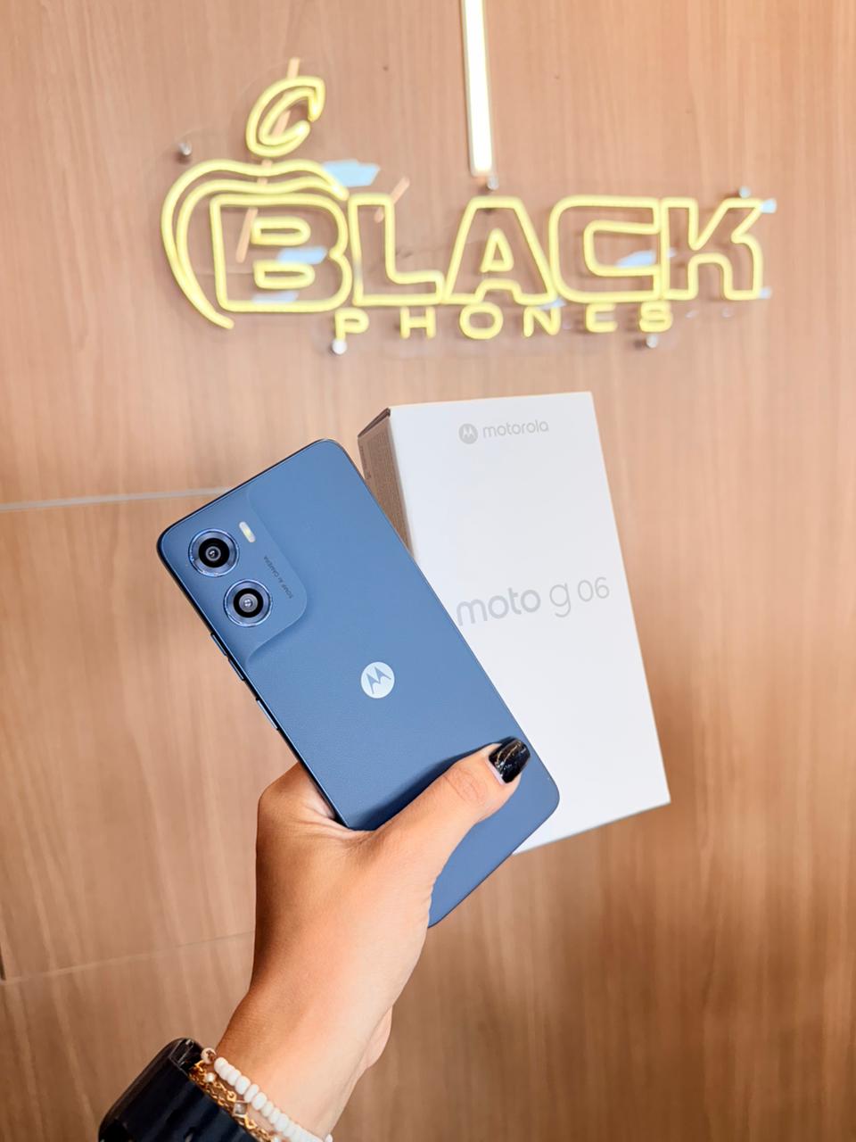 Smartphone Motorola Moto G06 azul com sua caixa na Black Phones