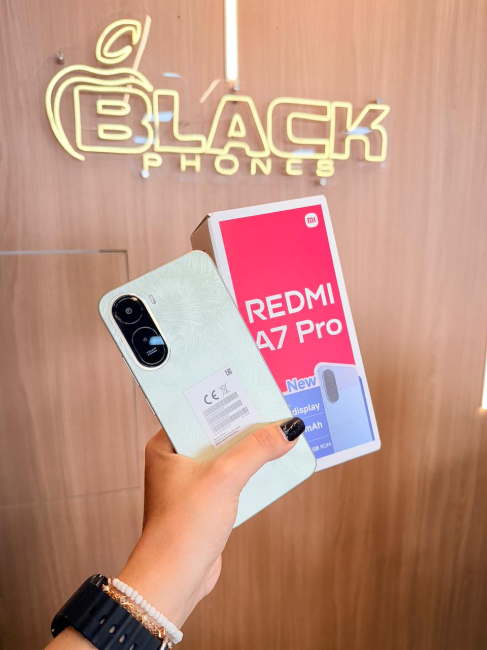 Smartphone Redmi A7 Pro verde com sua caixa na Black Phones